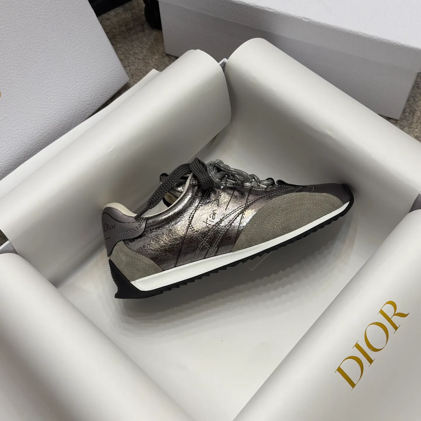 👟👟Ex-factory price 580👟👟 Original purchase and development 𝐂h𝐑𝐈𝐒𝐓𝐈𝐀𝐍 𝐃𝐈or This Dior Vibe Dior sneaker incorporates Dior's haute couture spirit and reinterprets the classic running shoes, moral training shoes. Forrest Gump shoes. Matched with Oblique Printed 3D printing technology reproduces the original fabric to create a contrasting modern style. The details are displayed with a 3D effect, and the iconic details of the logo decoration on the side and back are further embellished. It complements various casual or elegant items to create a modern look.  ✅The tongue is decorated with the Christian Dior PARIS Logo in 3 different colors and overlapping fabric lines. It is consistent with the original version. It is full of details. Welcome to compare and compare with the ordinary version on the market. ✅The original rubber TPU sole is decorated with the DIOR logo. The convex and concave rubber sole is decorated with the Christian Dior lucky star symbol. ✅Size: 35-40 (41 can be customized)